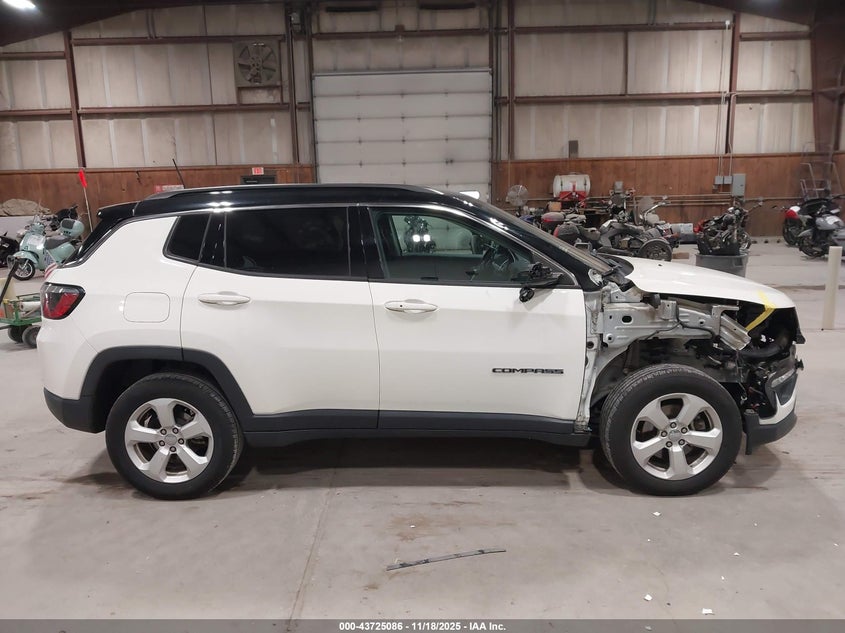 2018 Jeep Compass Latitude 4X4 VIN: 3C4NJDBB8JT252477 Lot: 43725086