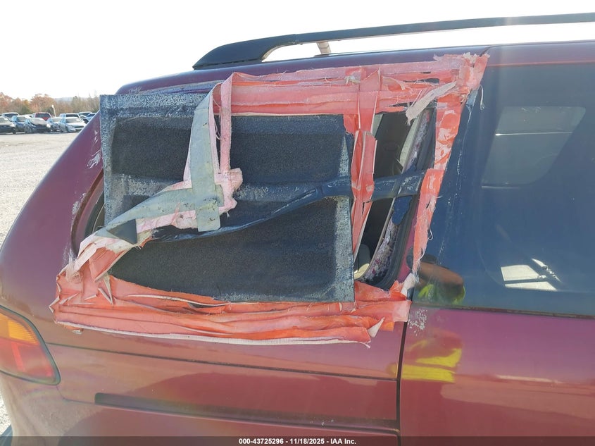 1998 Toyota Sienna Le VIN: 4T3ZF13C9WU011746 Lot: 43725296