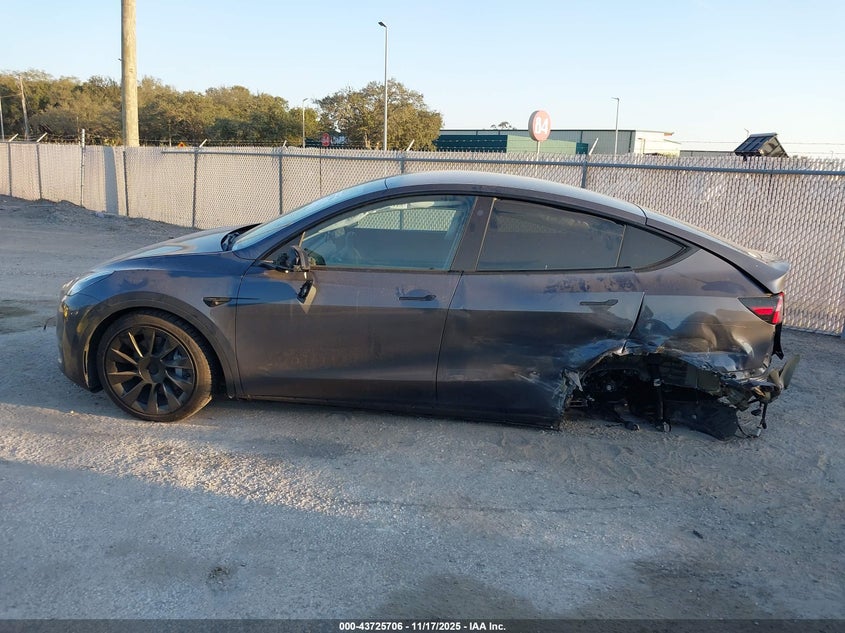 2022 Tesla Model Y Long Range Dual Motor All-Wheel Drive VIN: 7SAYGDEE4NA006032 Lot: 43725706