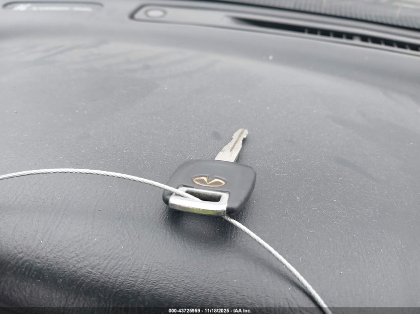 2000 Infiniti G20 Luxury/Touring VIN: JNKCP11A1YT307739 Lot: 43725959