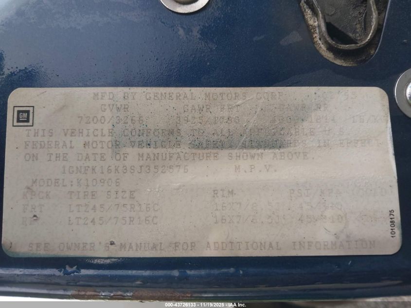 1995 Chevrolet Suburban K1500 VIN: 1GNFK16K3SJ352576 Lot: 43726133