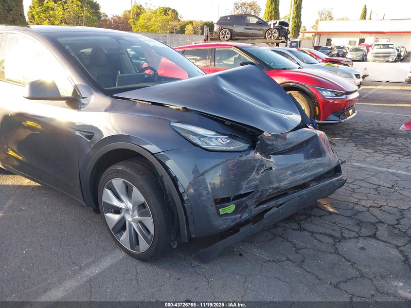2023 Tesla Model Y Awd/Long Range Dual Motor All-Wheel Drive VIN: 7SAYGDEE1PA061587 Lot: 43726765
