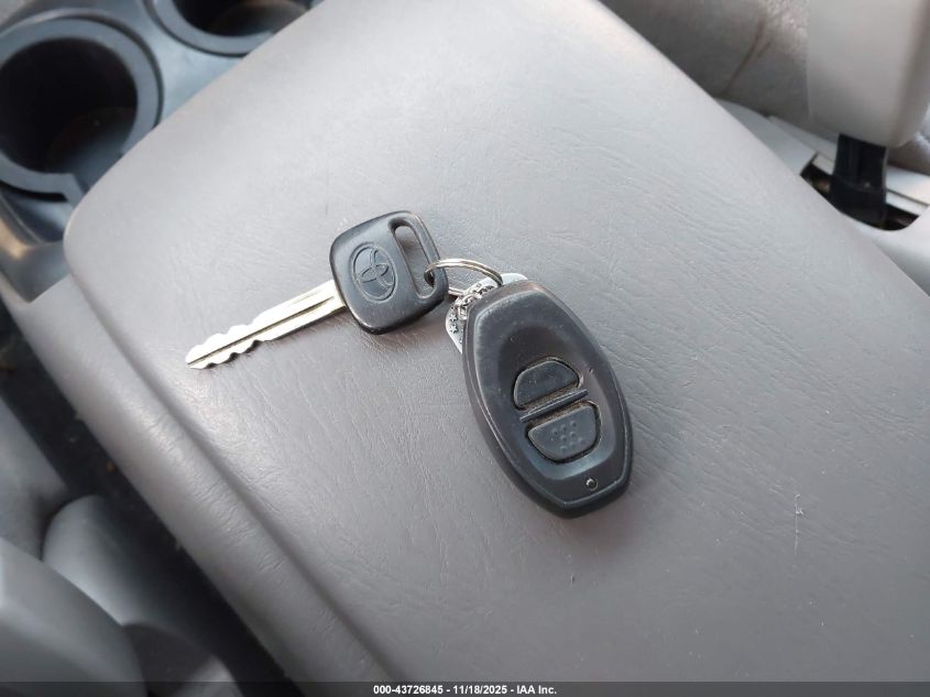 2000 Toyota Tundra Ltd V8 VIN: 5TBBT4819YS025923 Lot: 43726845