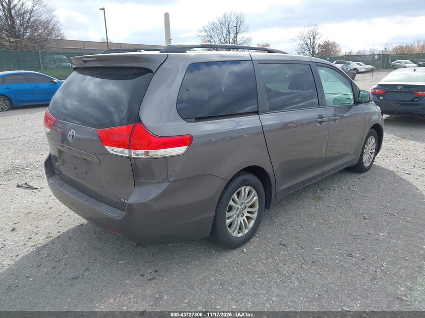 5TDYK3DC4DS306401 2013 TOYOTA SIENNA photo no. 4