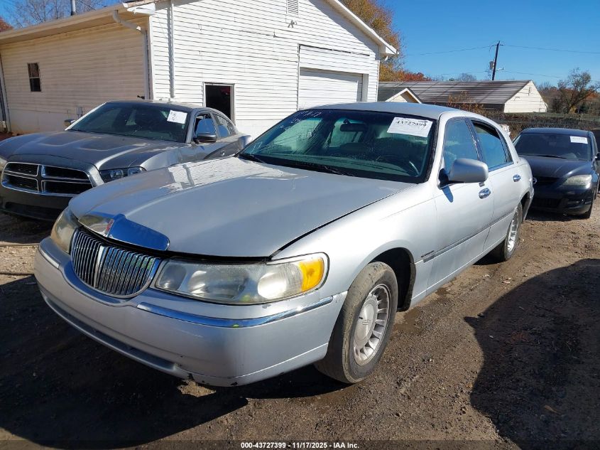 1LNHM81W2YY864825 2000 LINCOLN TOWN CAR photo no. 2