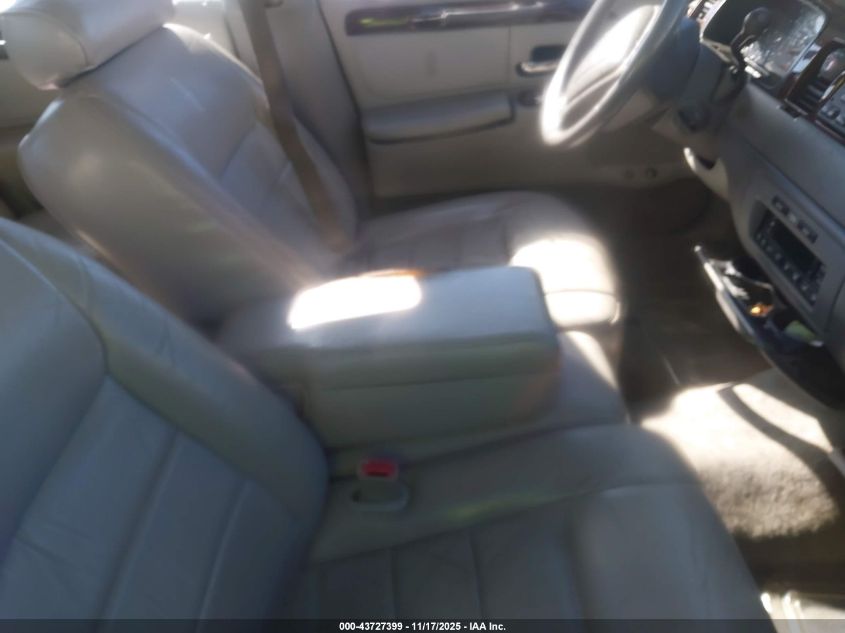 1LNHM81W2YY864825 2000 LINCOLN TOWN CAR photo no. 5