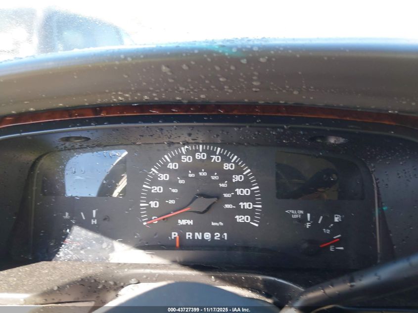 2000 Lincoln Town Car Executive VIN: 1LNHM81W2YY864825 Lot: 43727399