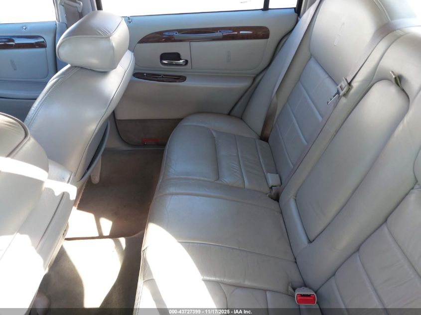 2000 Lincoln Town Car Executive VIN: 1LNHM81W2YY864825 Lot: 43727399