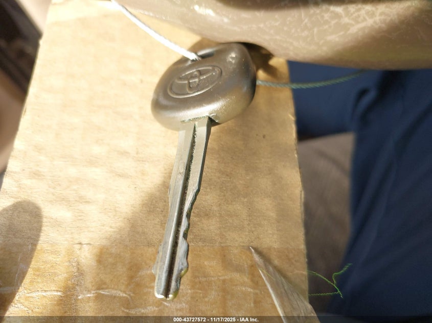 2001 Toyota Sequoia Sr5 V8 VIN: 5TDBT44A01S015025 Lot: 43727572