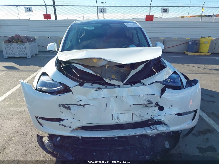 2025 Tesla Model Y Long Range Dual Motor Rear-Wheel Drive VIN: 7SAYGDED4SF281065 Lot: 43727657