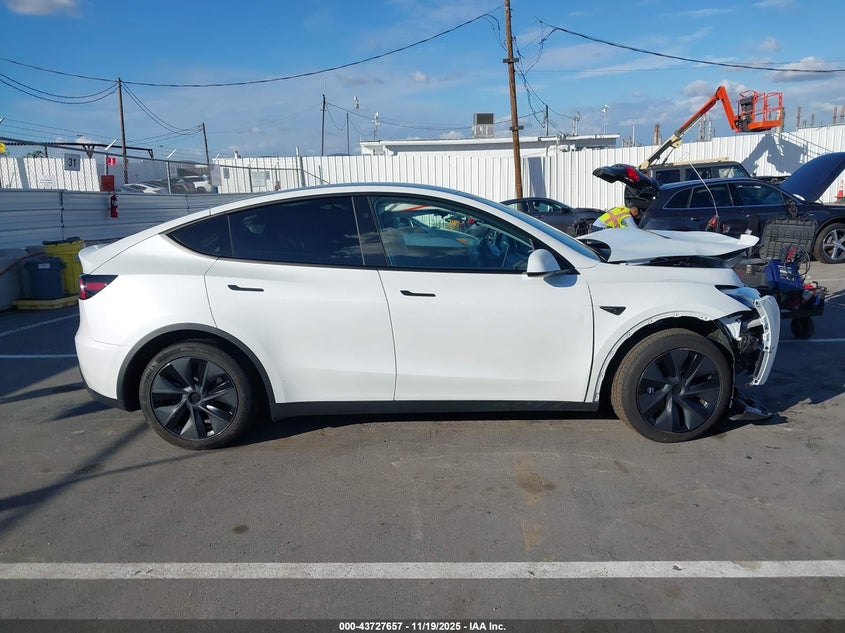 2025 Tesla Model Y Long Range Dual Motor Rear-Wheel Drive VIN: 7SAYGDED4SF281065 Lot: 43727657
