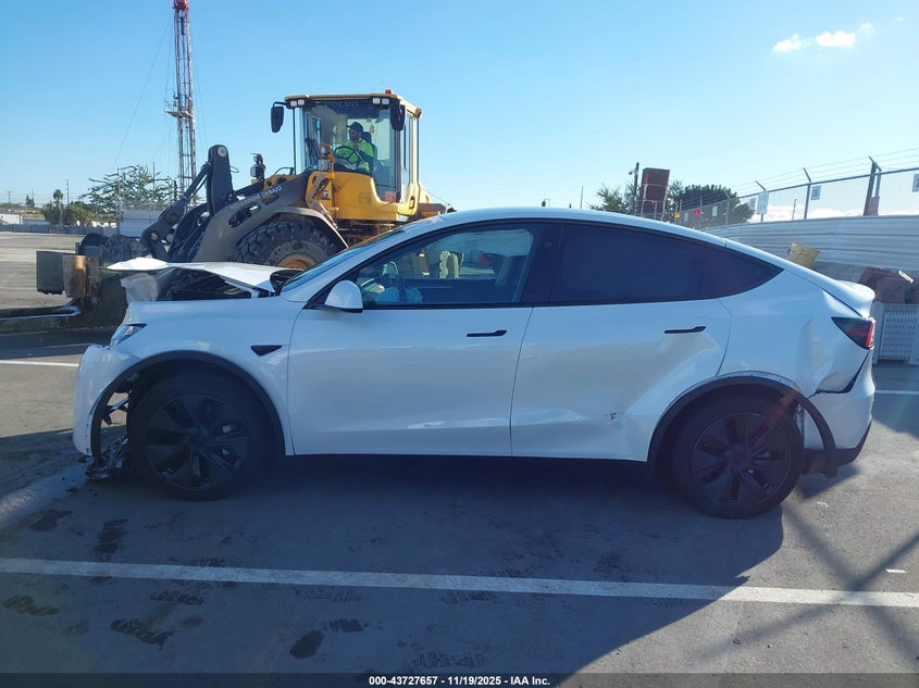 2025 Tesla Model Y Long Range Dual Motor Rear-Wheel Drive VIN: 7SAYGDED4SF281065 Lot: 43727657