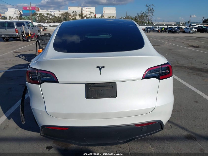 2025 Tesla Model Y Long Range Dual Motor Rear-Wheel Drive VIN: 7SAYGDED4SF281065 Lot: 43727657