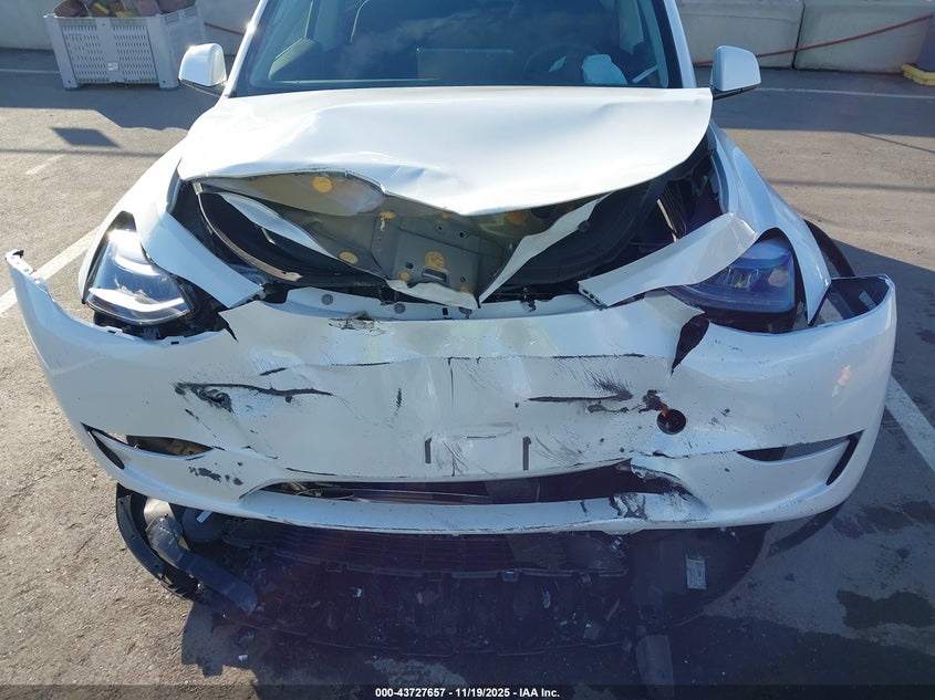 2025 Tesla Model Y Long Range Dual Motor Rear-Wheel Drive VIN: 7SAYGDED4SF281065 Lot: 43727657