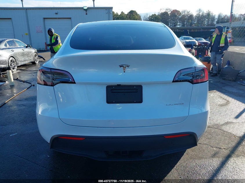 2024 Tesla Model Y Long Range Dual Motor All-Wheel Drive VIN: 7SAYGDEE7RA275003 Lot: 43727758