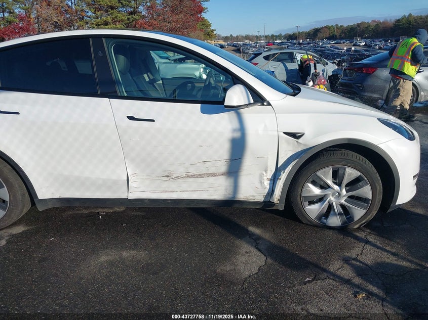 2024 Tesla Model Y Long Range Dual Motor All-Wheel Drive VIN: 7SAYGDEE7RA275003 Lot: 43727758