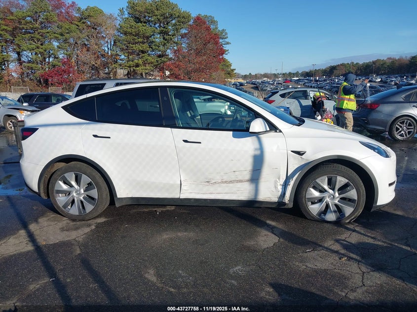 2024 Tesla Model Y Long Range Dual Motor All-Wheel Drive VIN: 7SAYGDEE7RA275003 Lot: 43727758