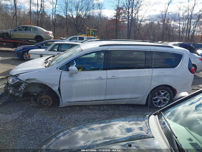 2017 Chrysler Pacifica Touring-L VIN: 2C4RC1BG4HR503093 Lot: 43728098
