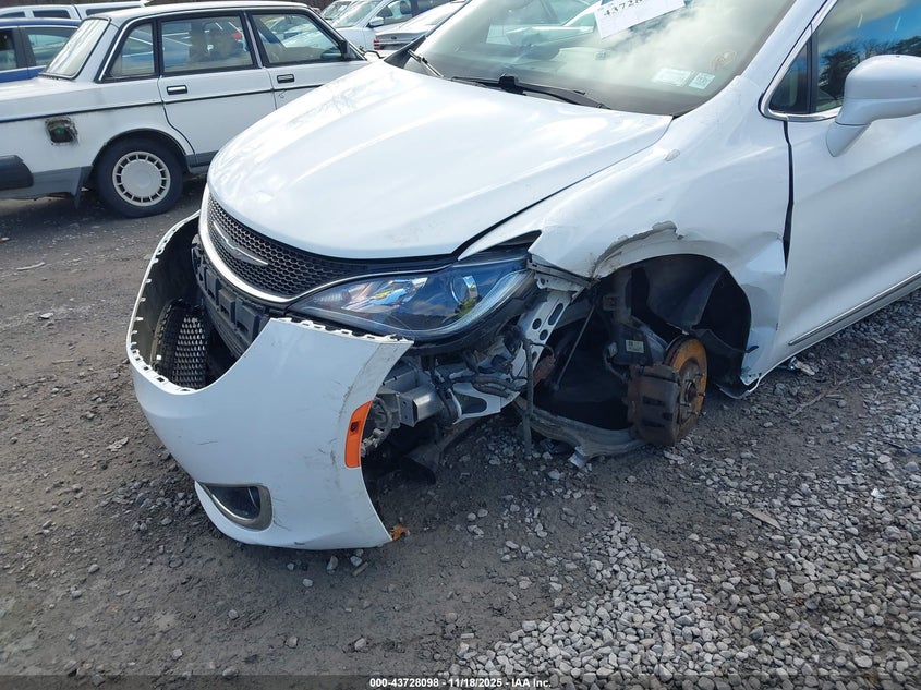 2017 Chrysler Pacifica Touring-L VIN: 2C4RC1BG4HR503093 Lot: 43728098