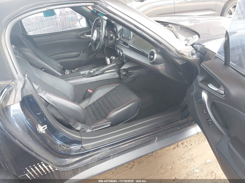 JC1NFAEK4J0138854 2018 FIAT 124 SPIDER photo no. 5