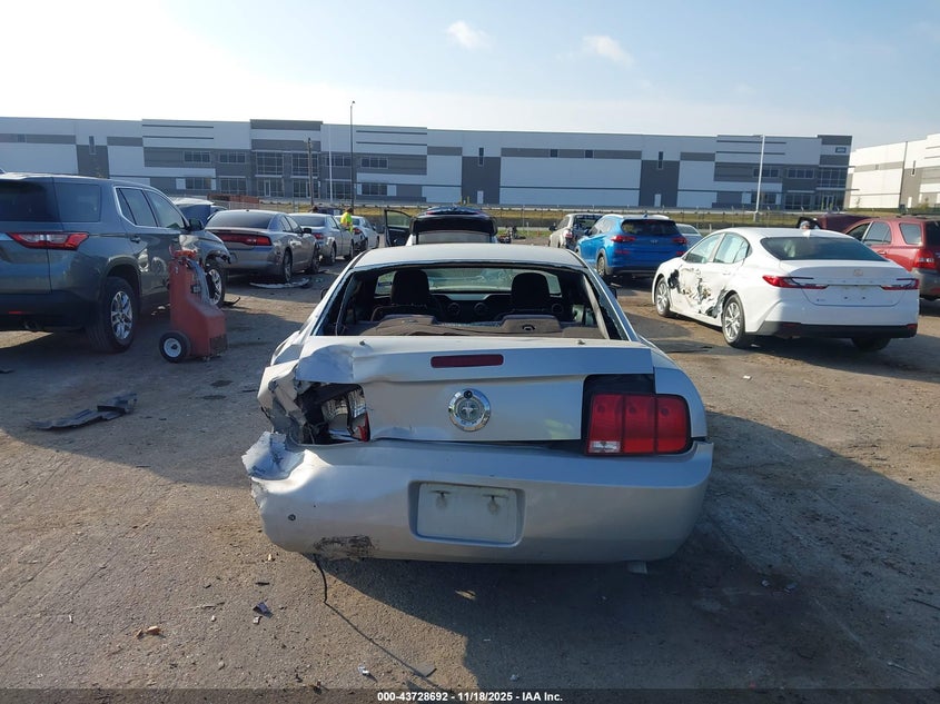 2007 Ford Mustang V6 Deluxe/V6 Premium VIN: 1ZVHT80N175338652 Lot: 43728692