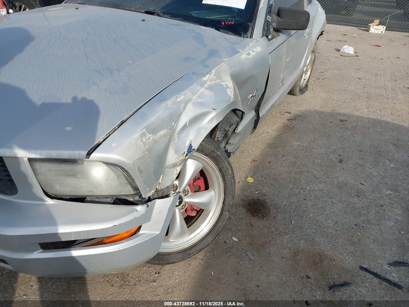 2007 Ford Mustang V6 Deluxe/V6 Premium VIN: 1ZVHT80N175338652 Lot: 43728692