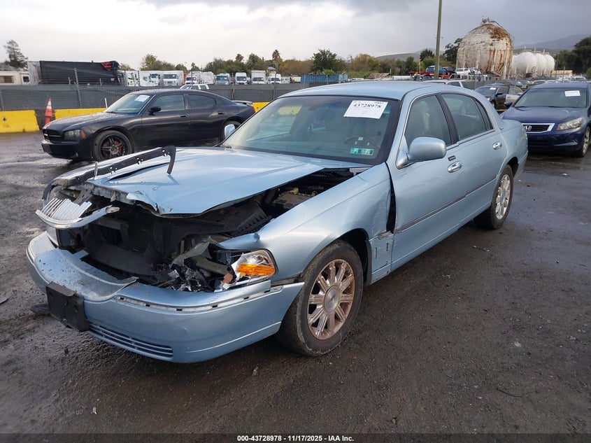 2008 Lincoln Town Car Signature Limited VIN: 2LNHM82W68X663606 Lot: 43728978