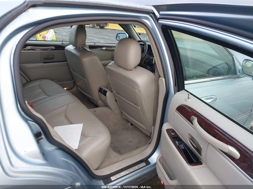 2008 Lincoln Town Car Signature Limited VIN: 2LNHM82W68X663606 Lot: 43728978