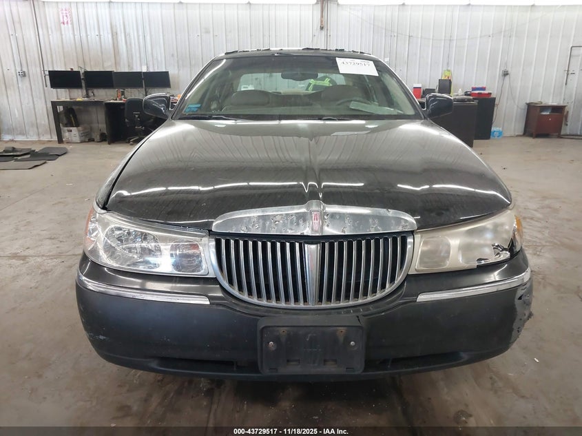 1998 Lincoln Town Car Signature VIN: 1LNFM82W2WY684019 Lot: 43729517