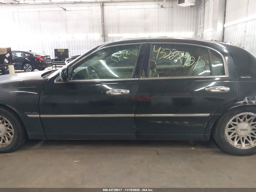 1998 Lincoln Town Car Signature VIN: 1LNFM82W2WY684019 Lot: 43729517