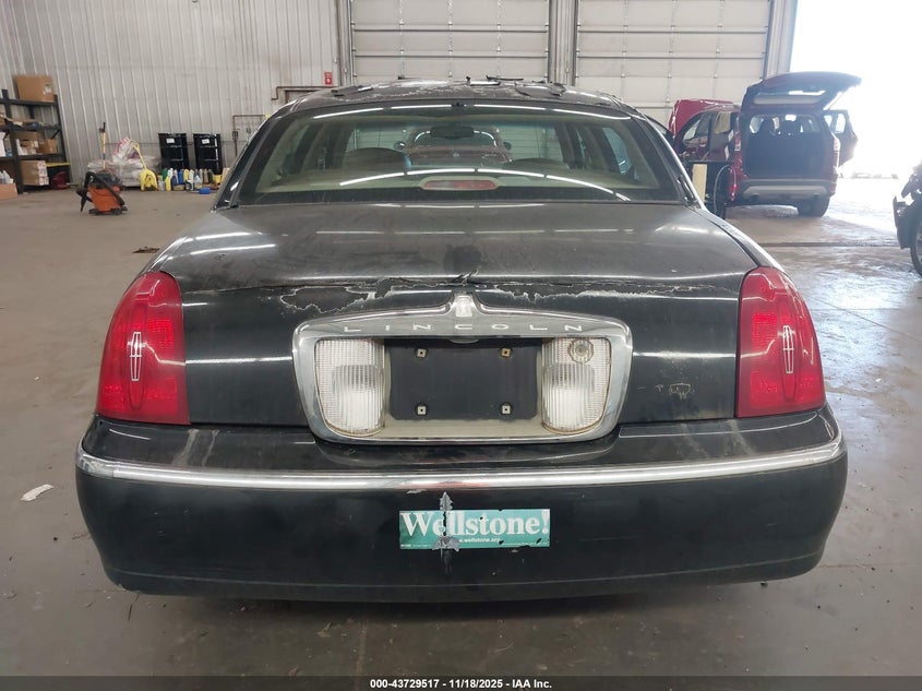 1998 Lincoln Town Car Signature VIN: 1LNFM82W2WY684019 Lot: 43729517