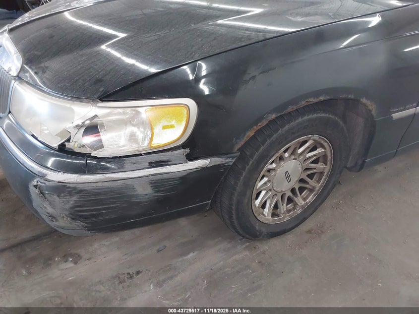 1998 Lincoln Town Car Signature VIN: 1LNFM82W2WY684019 Lot: 43729517