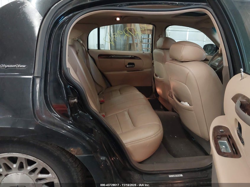 1998 Lincoln Town Car Signature VIN: 1LNFM82W2WY684019 Lot: 43729517