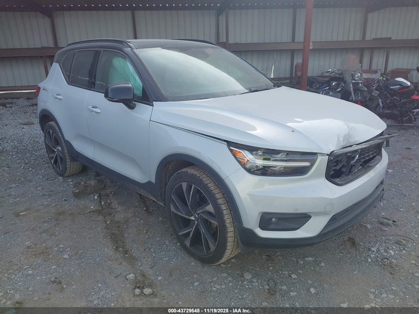 VOLVO XC40 T5 R-DESIGN