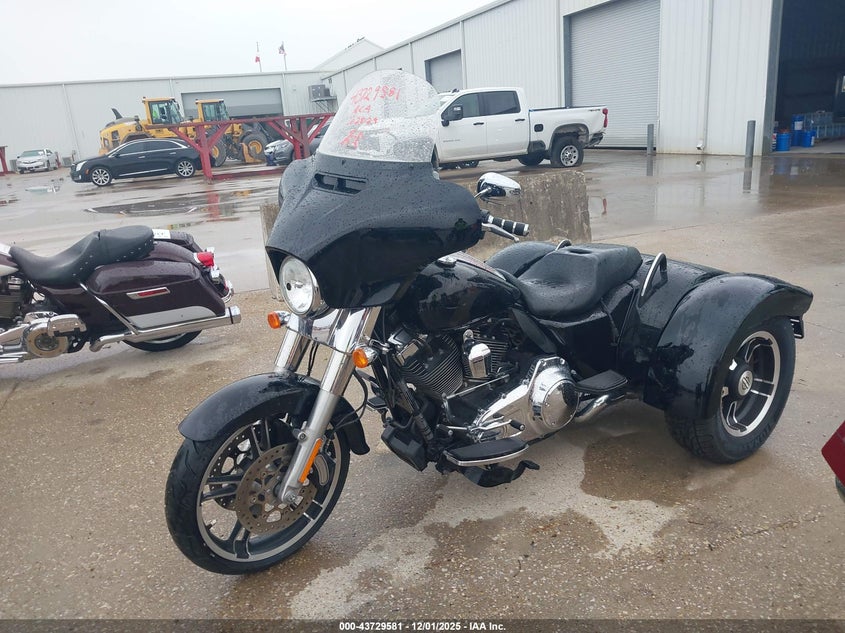 1HD1MCM14FB859391 2015 HARLEY-DAVIDSON FREEWHEELER photo no. 2