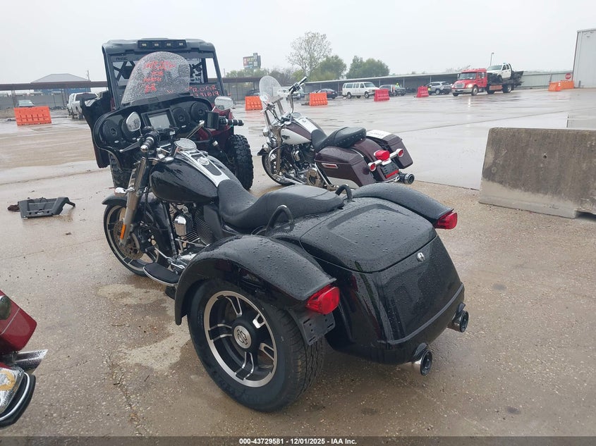 1HD1MCM14FB859391 2015 HARLEY-DAVIDSON FREEWHEELER photo no. 3