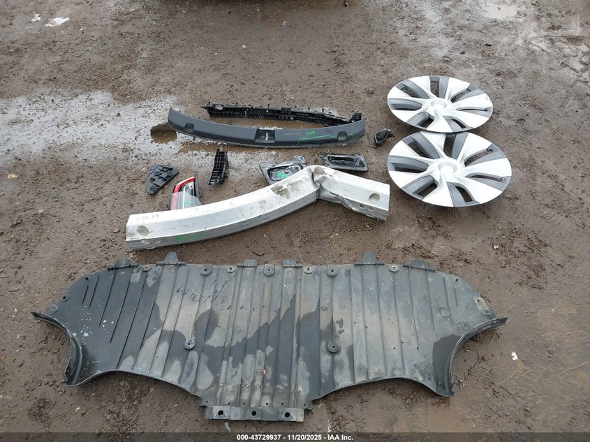 2023 Tesla Model Y Awd/Long Range Dual Motor All-Wheel Drive VIN: 7SAYGDEE3PF817245 Lot: 43729937