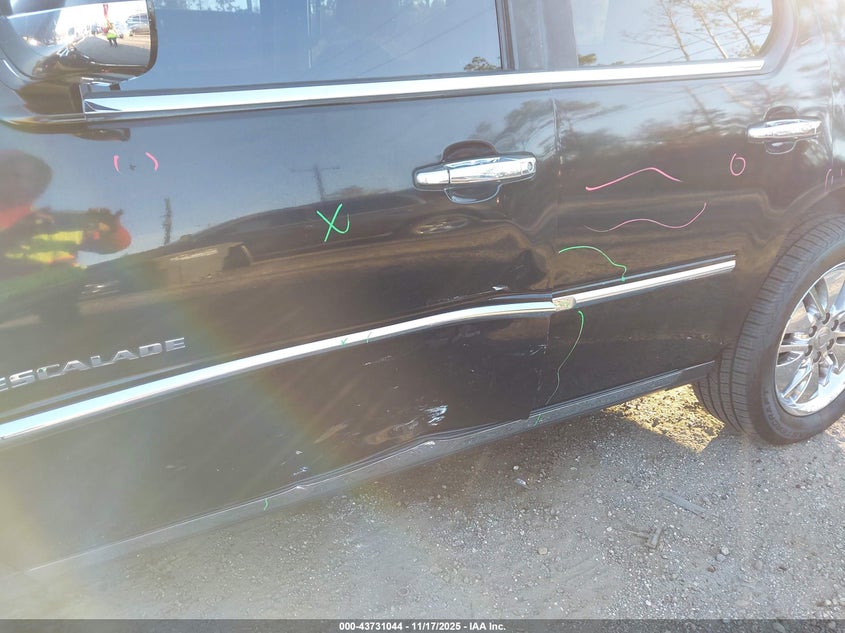 2007 Cadillac Escalade Standard VIN: 1GYEC63877R340523 Lot: 43731044