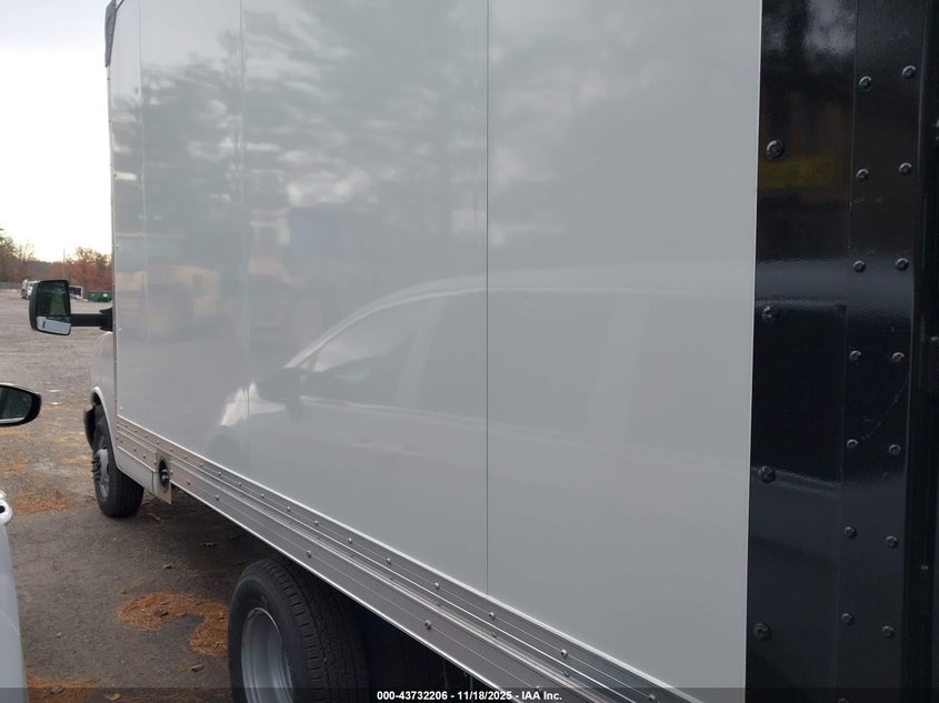 1HA3GRF75SN019338 2025 CHEVROLET EXPRESS photo no. 3