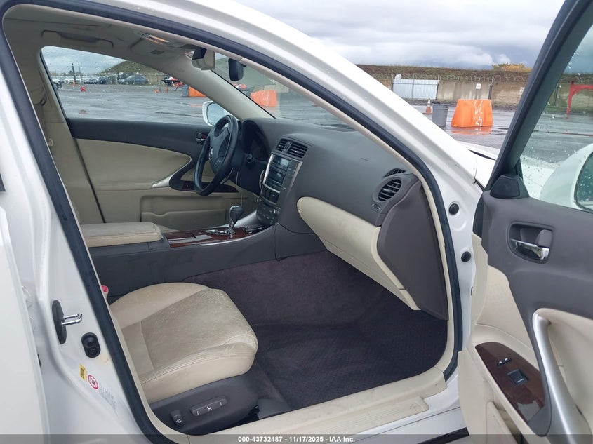 JTHBF5C21A5109135 2010 LEXUS IS photo no. 5