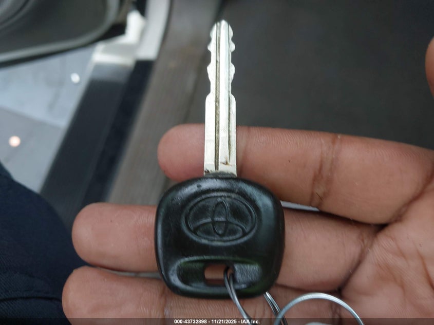 2004 Toyota Sequoia Sr5 V8 VIN: 5TDBT44A24S209950 Lot: 43732898