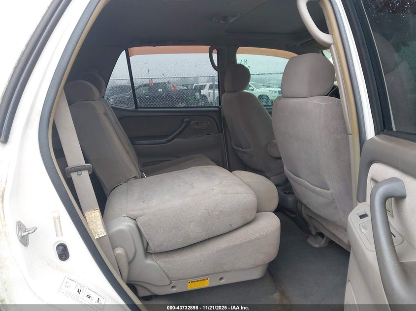 2004 Toyota Sequoia Sr5 V8 VIN: 5TDBT44A24S209950 Lot: 43732898