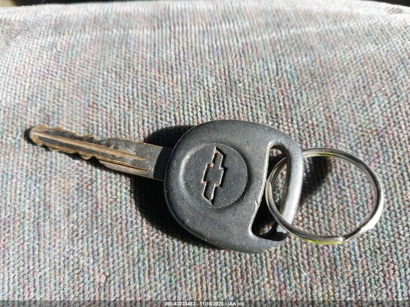 2000 Chevrolet Blazer Ls VIN: 1GNCT18W1YK299170 Lot: 43733453