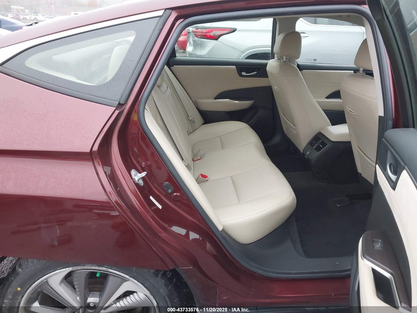 2018 Honda Clarity Plug-In Hybrid Touring VIN: JHMZC5F31JC002416 Lot: 43733576