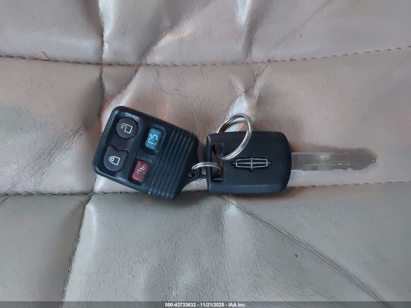 2007 Lincoln Town Car Signature VIN: 1LNHM81WX7Y627594 Lot: 43733832