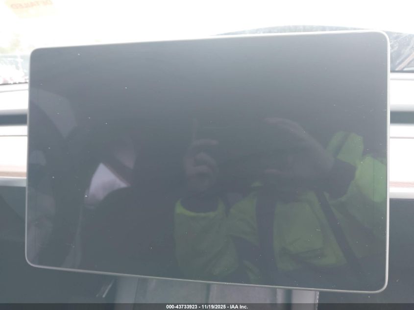 2025 Tesla Model Y Long Range Dual Motor All-Wheel Drive VIN: 7SAYGAEE9SF272451 Lot: 43733923