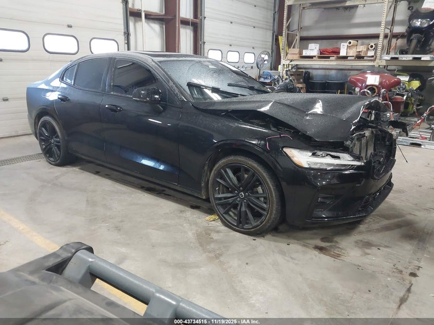 VOLVO S60 B5 PLUS BLACK EDITION