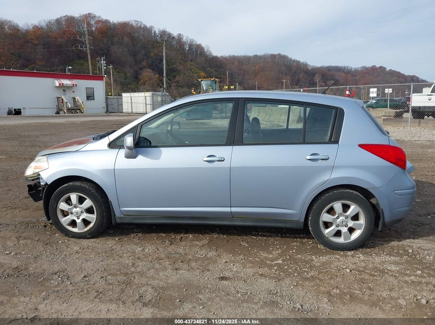 2009 Nissan Versa 1.8S VIN: 3N1BC13E69L474714 Lot: 43734821