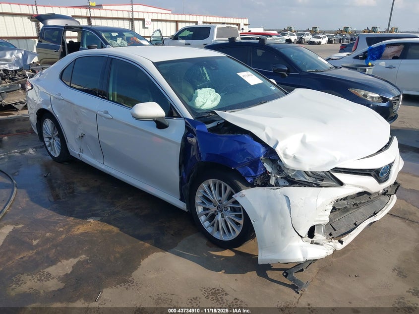 TOYOTA CAMRY HYBRID XLE