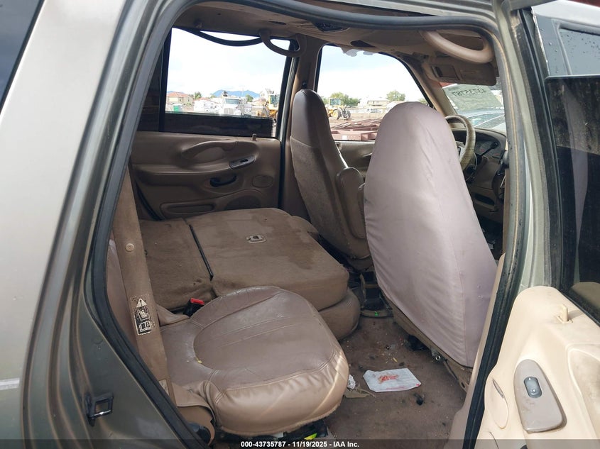 1999 Ford Expedition Eddie Bauer/Xlt VIN: 1FMPU18L8XLA88274 Lot: 43735787